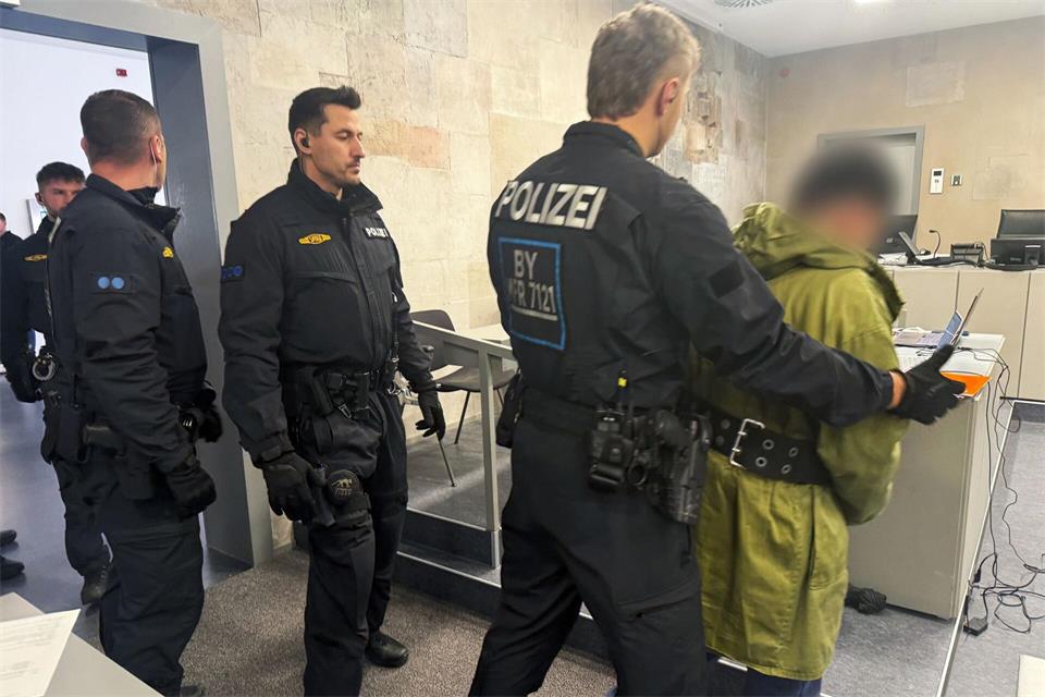 Nach Ansicht des Landgerichts Ansbach hatte der Türke aus Geldsorgen den Auftragsmord angenommen. Dafür sollten er und ein Mittäter 50.000 Euro erhalten. (Archivbild)Irena Güttel/dpa