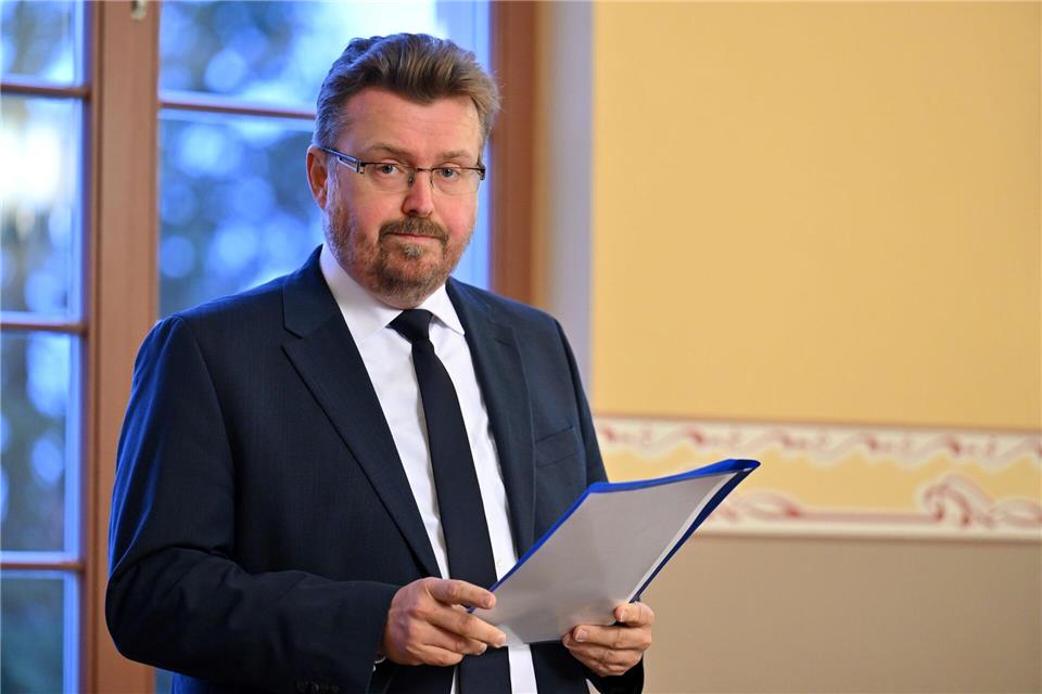 Nach Ansicht des Thüringer Justiz-Staatssekretärs Christian Klein könnte eine Entkriminalisierung von Schwarzfahren zu höheren Fahrpreisen führen. (Archivbild)Martin Schutt/dpa