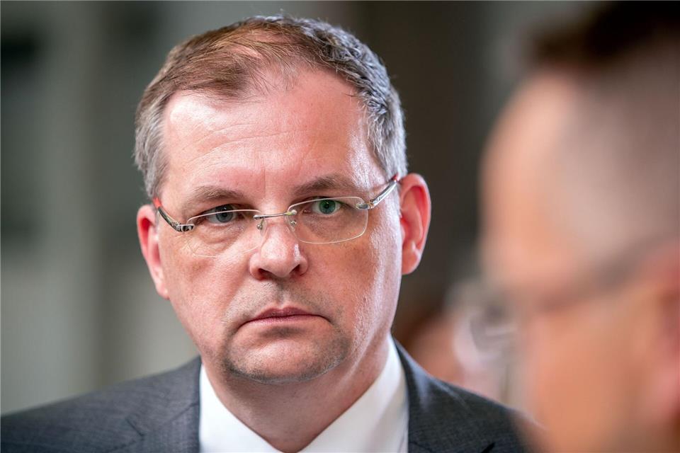 Nach Ansicht von Matthias Belke, Präsident der Industrie- und Handelskammer (IHK) zu Schwerin, bremsen ausbleibende politische Reformen die wirtschaftliche Erholung. (Archivbild)  Jens Büttner/dpa-Zentralbild/dpa