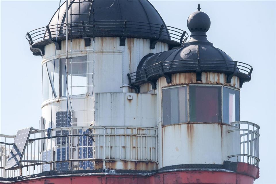 Nach Ansicht von mehr als 5000 Menschen soll der rot-weiße Leuchtturm an seinem jetzigen Standort in der Wesermündung bleiben. (Archivbild)Sina Schuldt/dpa