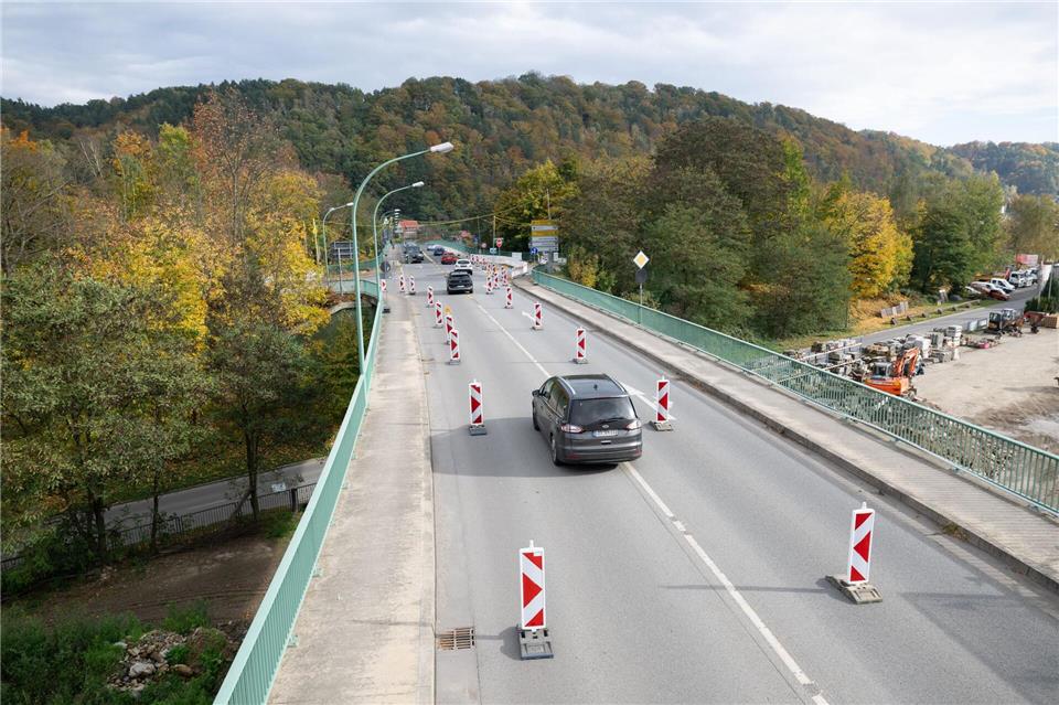 Nach Aufhebung der Sperrung kann der Verkehr wieder einspurig über die Brücke über den Bahngleisen in Bad Schandau passieren. (Archivbild)Sebastian Kahnert/dpa