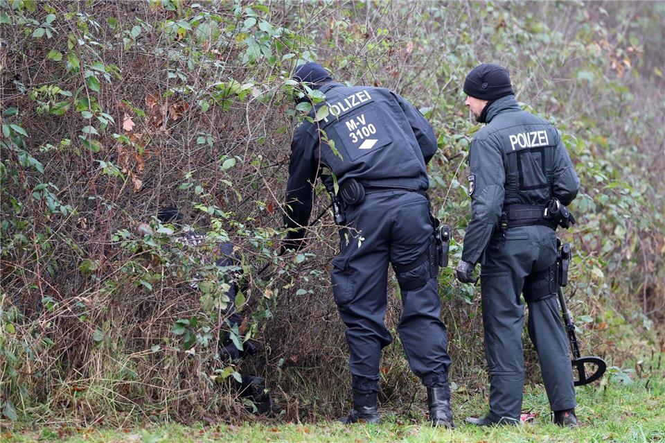 Nach Auskunft von Staatsanwaltschaft und Polizeipräsidium Rostock waren rund 20 Beamte im Einsatz.Bernd Wüstneck/dpa