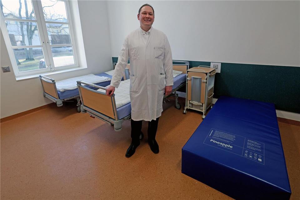 Nach Aussage Fabian Schäbes könnte frühzeitige ambulante Therapie helfen, damit weniger Menschen auf geschützten Stationen landen.Bernd Wüstneck/dpa