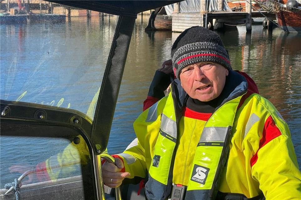 Nach Aussage von Umweltminister Till Backhaus stammte das Netz, das der Buckelwal bei seinem Auftauchen im Hafen von Wismar Anfang März mitführte, nicht von der Küste von MV.Christopher Hirsch/dpa