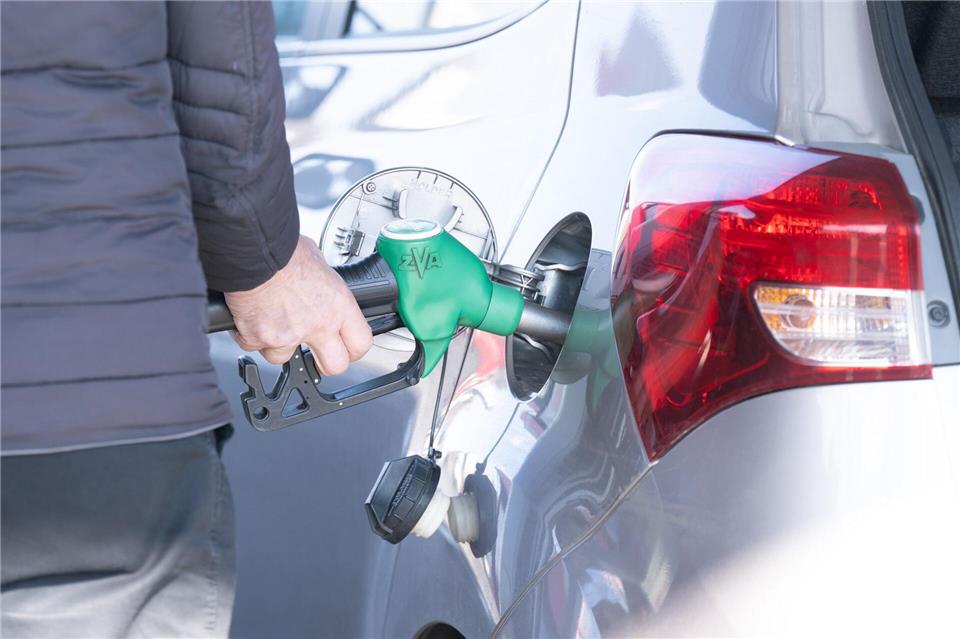 Nach Beginn des Iran-Kriegs haben sich Diesel und E10 auch an hessischen Tankstellen deutlich verteuert. (Symbolbild)Sebastian Kahnert/dpa