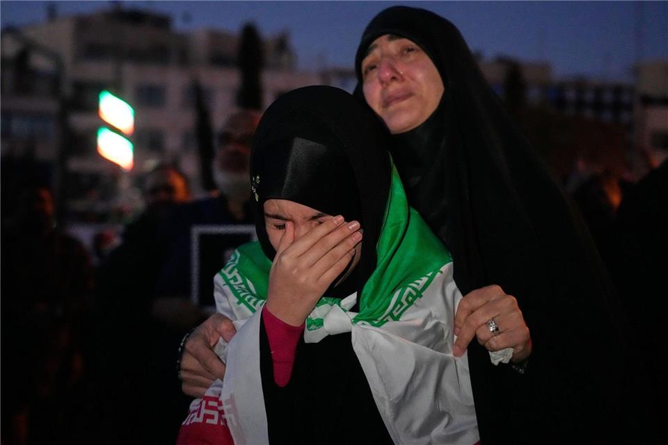 Nach Bekanntgabe des Todes von Ajatollah Ali Chamenei trauerten viele Menschen. (Foto-aktuell)Vahid Salemi/AP/dpa