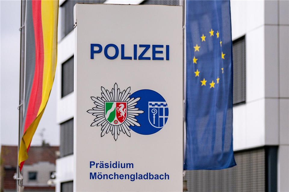 Nach Bekanntwerden „schwerwiegender Vorwürfe“ wird bei der Polizei Mönchengladbach gegen drei Beamte mit Führungsaufgaben ermittelt. (Archivbild)Benjamin Westhoff/dpa