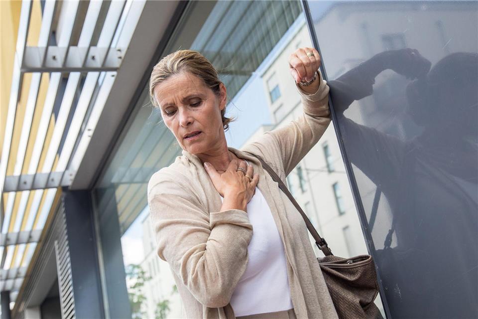 Nach Belastung bleibt der Atem weg? Ein Arztbesuch kann für Klarheit sorgen.picture alliance/dpa/dpa-tmn