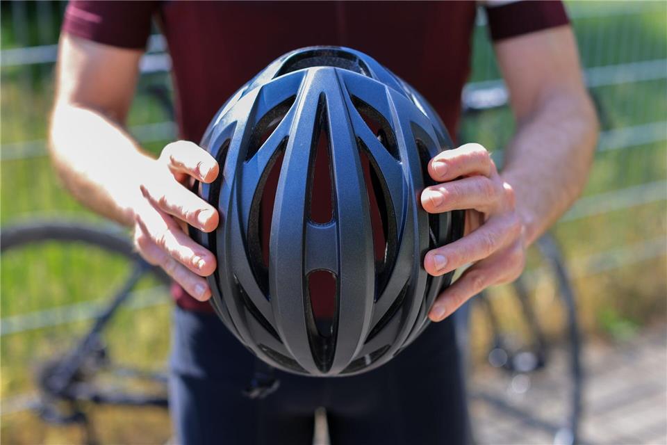 Nach Beobachtungen der Bundesanstalt für Straßen- und Verkehrswesen (Bast) ist der Anteil der Fahrradfahrer mit Helm nach einem langfristigen Aufwärtstrend zurückgegangen. (Symbolbild) Jan Woitas/dpa