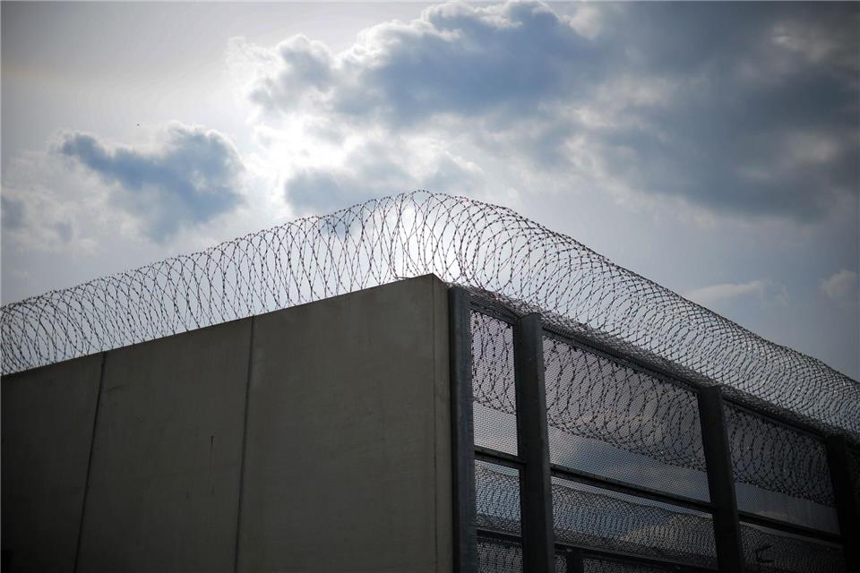 Brandstiftung vor Gefängnissen - Clan-Mitglieder angeklagt Nach Brandstiftungen vor der Justizvollzugsanstalt Heidering hat die Staatsanwaltschaft Anklage erhoben. Britta Pedersen/dpa-Zentralbild/dpa