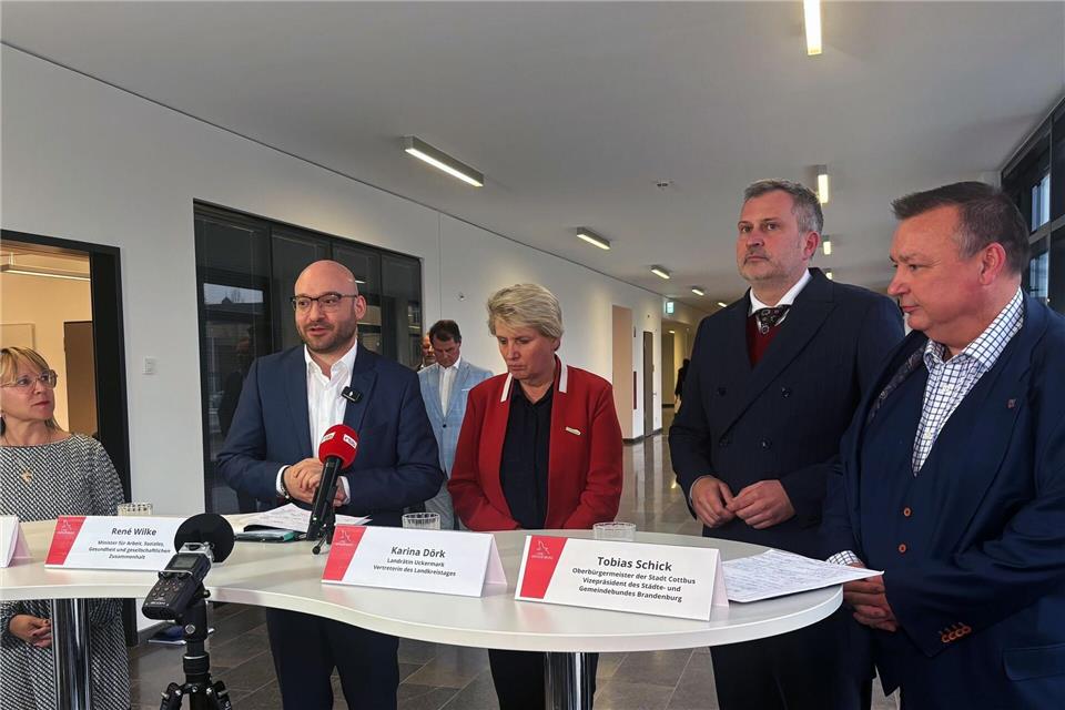Nach Cottbus sind auch im Landkreis Dahme-Spreewald die geplanten Gebührenbescheide an Patienten für Rettungsfahrten vom Tisch - zumindest vorläufig. (Archivbild)Oliver von Riegen/dpa