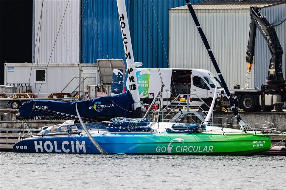 Nach Crash beim Ocean Race: Die beschädigte Rennjacht vom Team „Holcim-PRB“ liegt am Dock einer Kieler Werft.Frank Molter/dpa