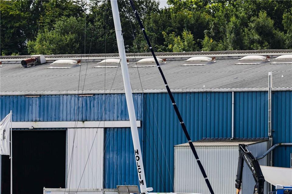 Nach Crash beim Ocean Race: Die beschädigte Rennjacht vom Team „Holcim-PRB“ liegt am Dock einer Kieler Werft.Frank Molter/dpa