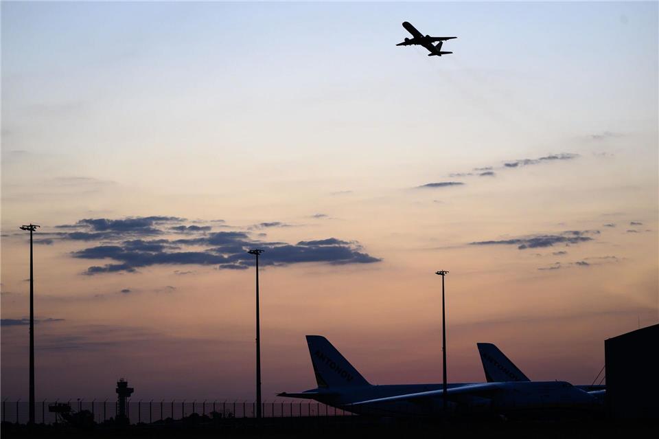 Nach Drohnenvorfall: Ermittlungen am Flughafen Leipzig/Halle laufenHendrik Schmidt/dpa