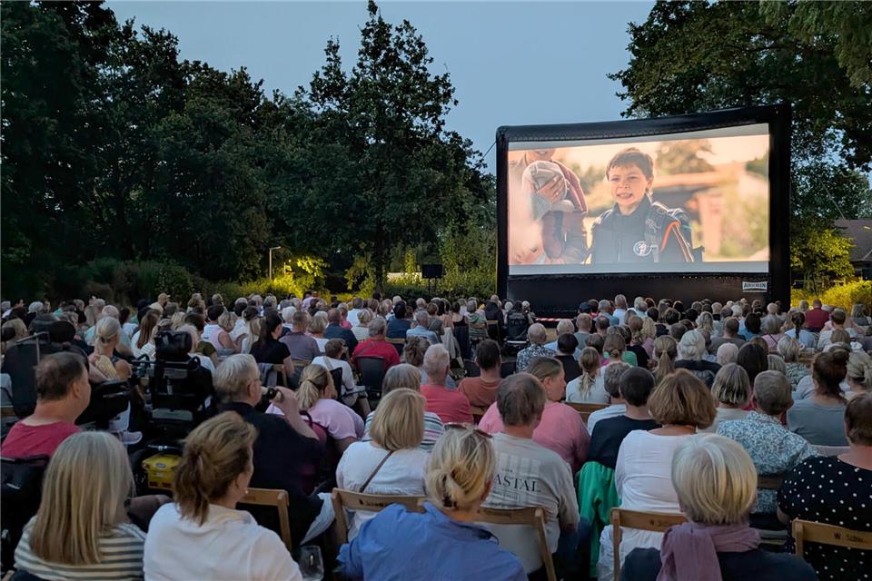 Nach Einbruch der Dämmerung schauten sich die Besucher den Film „Wochenendrebellen“ an.