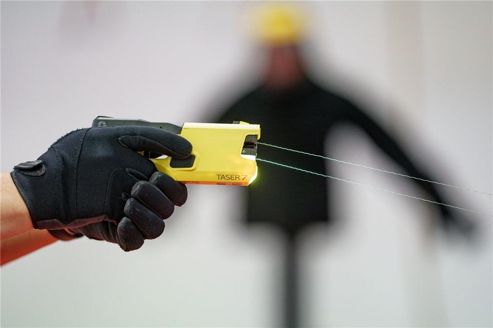 Nach Einsatz des Tasers konnte der Verdächtige laut Polizei entwaffnet und festgenommen werden. (Symbolbild)Axel Heimken/dpa