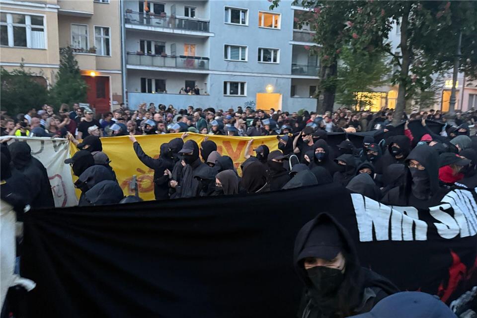 Nach Einschätzung der Gewerkschaft der Polizei werden am 1. Mai in Berlin rund 5000 Polizisten im Einsatz sein. (Archivbild)Andreas Rabenstein/dpa