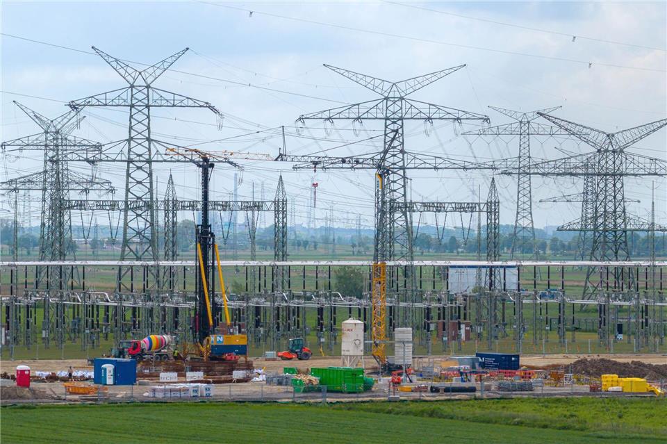 Nach Einschätzung des Wirtschaftsministeriums kommt wegen des steigenden Strombedarfs dem Ausbau der Übertragungsnetze eine zentrale Rolle zu. (Symbolbild)Sina Schuldt/dpa