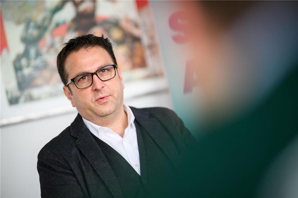 Nach Einschätzung von DGB-Bezirkschef Ernesto Harder nimmt in fast allen Branchen die Verdichtung der Arbeit zu. (Archivbild)Julian Stratenschulte/dpa