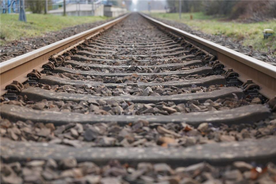 Brand auf Bahnhofsdach in Oberpfalz - Zugverkehr gestört Nach Ende der Sperrung kann es zu Verzögerungen kommen. (Symbolbild)Marcus Brandt/dpa