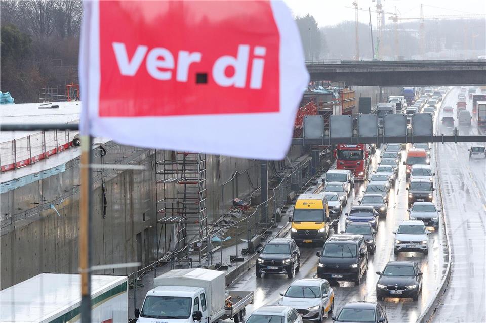 Nach Ende des Warnstreiks von Verdi sind am Dienstagmorgen wieder alle Spuren der A7 im Elbtunnel befahrbar. (Archiv)Bodo Marks/dpa