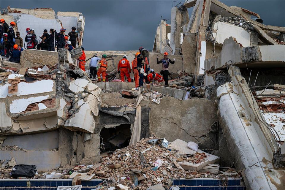 Nach Erdbeben in Venezuela - Rettungskräfte suchen in eingestürztem Gebäude nach ÜberlebendenMiguel Medina/Pool AFP via AP/dpa
