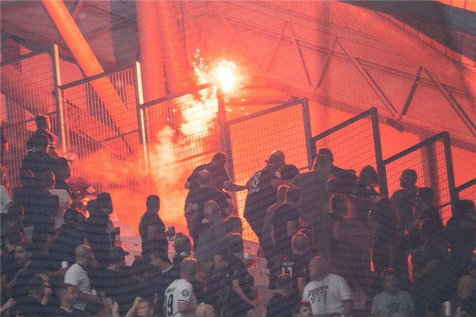 Nach Fan-Krawallen wurde das Fußball-Stadtderby in Tel Aviv abgesagt (Archivbild).Sebastian Gollnow/dpa