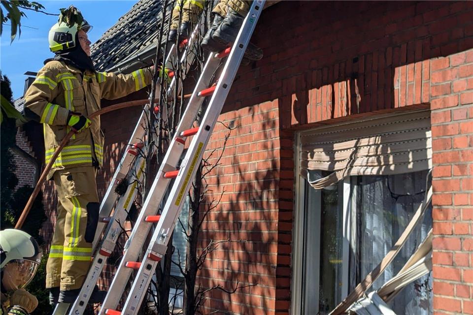 Nach Flämmarbeiten hatte ein Baum Feuer gefangen und eine Jalousie ist wegen der Hitze-Entwicklung geschmolzen.