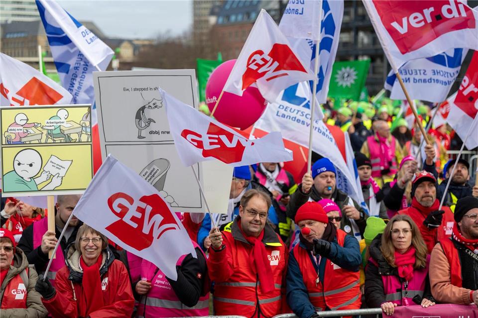 Nach Gewerkschaftsangaben demonstrierten 16.000 Streikende und Beamte in Düsseldorf. Thomas Banneyer/dpa