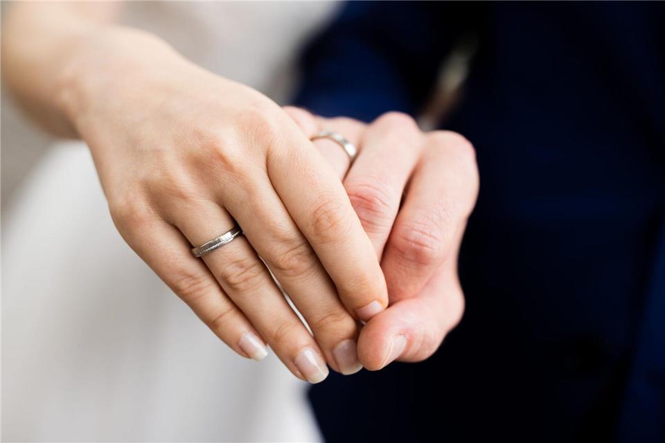 Nach Heirat und Namensänderung einfach weiter mit dem Geburtsnamen unterschreiben? Keine gute Idee. Denn das ist mindestens eine Ordnungswidrigkeit, wenn nicht sogar eine Straftat.picture alliance/dpa