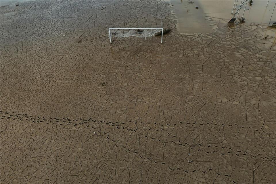 Bilder des Tages Nach Hurrikan „Melissa“: Fußballfeld in Montego Bay auf Jamaika im Schlamm versunkenMatias Delacroix/AP/dpa