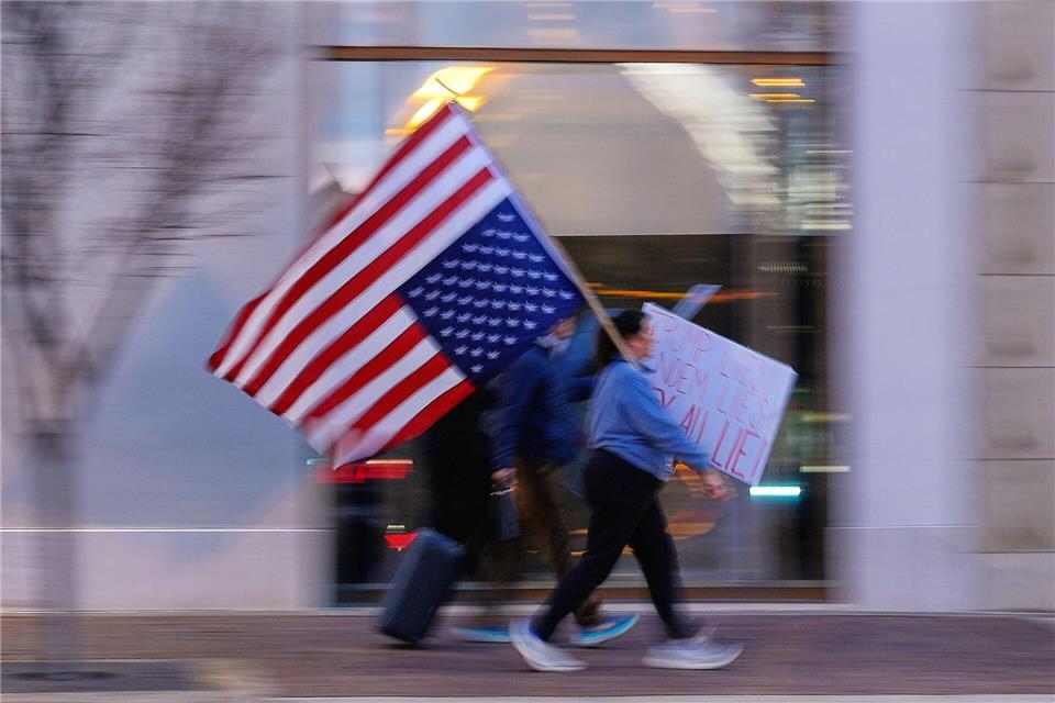 Nach ICE-Schüssen: Demonstrantub marschiert mit verkehrter US-Flagge durch Mall in MinneapolisCharlie Riedel/AP/dpa