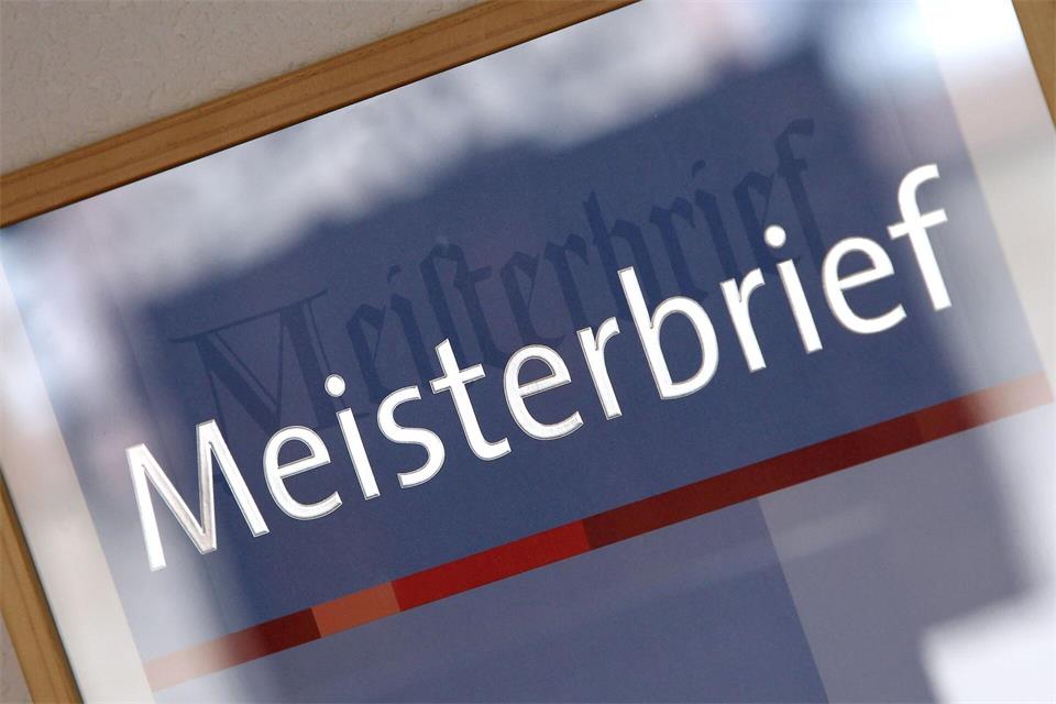 Nach Jahren sinkender Zahlen gibt es im Handwerk wieder mehr erfolgreiche Meisterprüfungen in Sachsen-Anhalt. (Symbolbild)Karl-Josef Hildenbrand/dpa