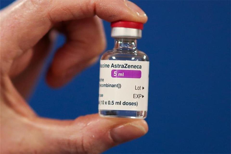 Nach Klagen von Klinik-Angestellten über Nebenwirkungen sind in Niedersachsen Impfungen mit dem Corona-Impfstoff von Astrazeneca an zwei Orten gestoppt worden. Foto: Russell Cheyne/PA Wire/dpa