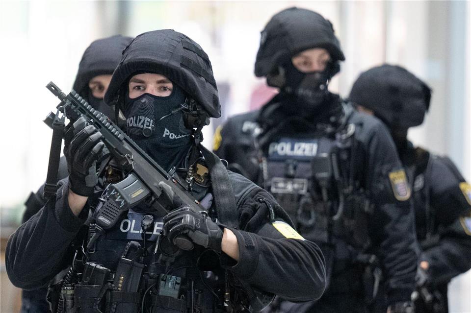 Nach Knallgeräuschen in einem Frankfurter Einkaufszentrum gibt die Polizei Entwarnung.Boris Roessler/dpa