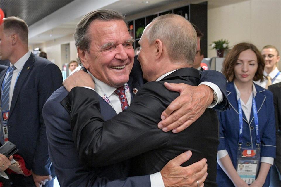 Nach Kreml-Angaben hatte Schröder mit Kremlchef Putin dessen 74. Geburtstag gefeiert. (Archivbild)Alexei Druzhinin/TASS/dpa