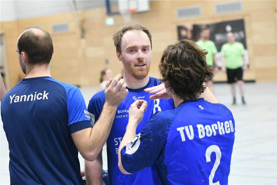 Nach Kreuzbandriss und einjähriger Pause erfolgreiche Rückkehr: Angriffsspieler Eric Feldevert (28) feierte mit dem TV Borken gegen den Nachbarn Blau-Weiß Dingden einen hohen 28:13-Erfolg (rechts Jan-Hendrik Gesing).
