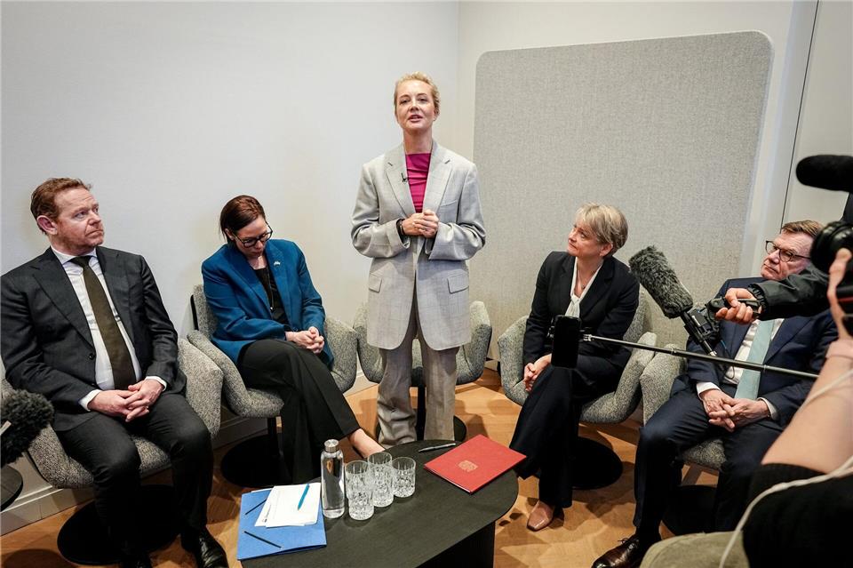 Nach Laboranalysen sehen die Außenminister von Deutschland, Großbritannien, Schweden und den Niederlanden es als erwiesen an, dass Kremlkritiker Alexej Nawalny von Russland vergiftet worden ist.Kay Nietfeld/dpa