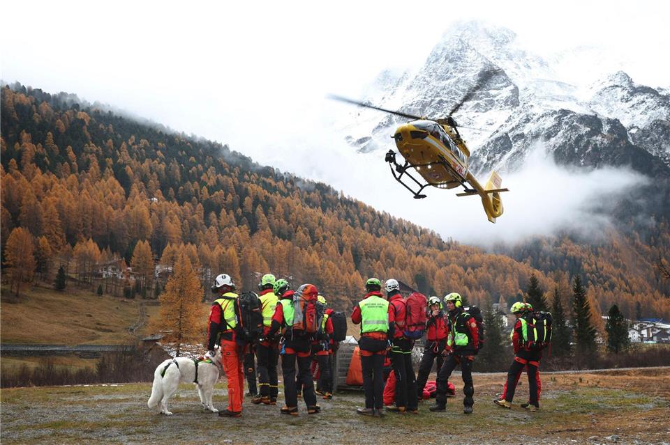 Bilder des Tages Nach Lawinenunglück in Südtirol - Bergretter im EinsatzKarl-Josef Hildenbrand/dpa