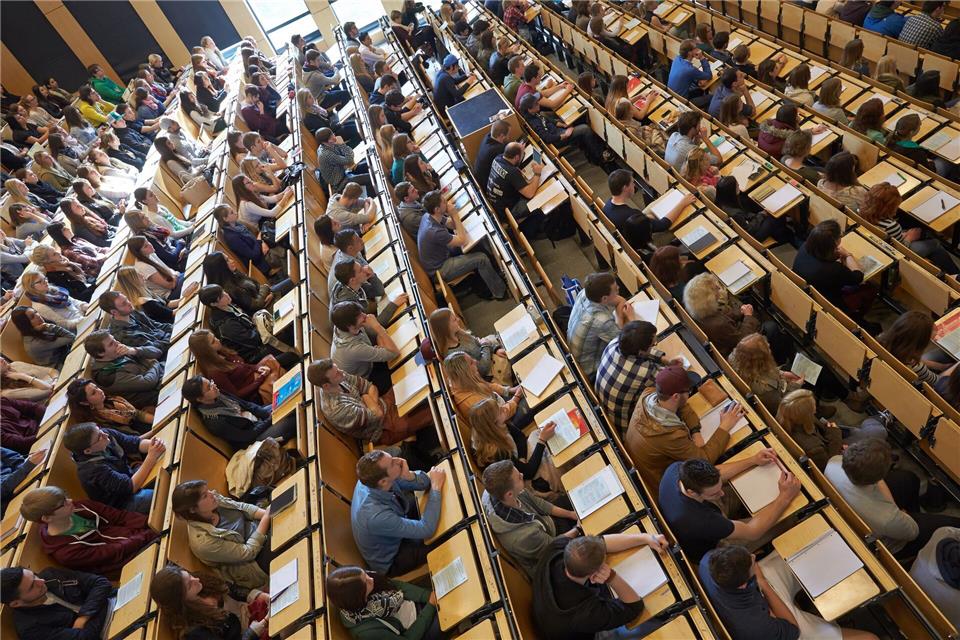 Nach Meinung der grünen Fraktion braucht es einen Ausbau des Beratungsangebots für Studierende. (Archivbild)Thomas Frey/dpa