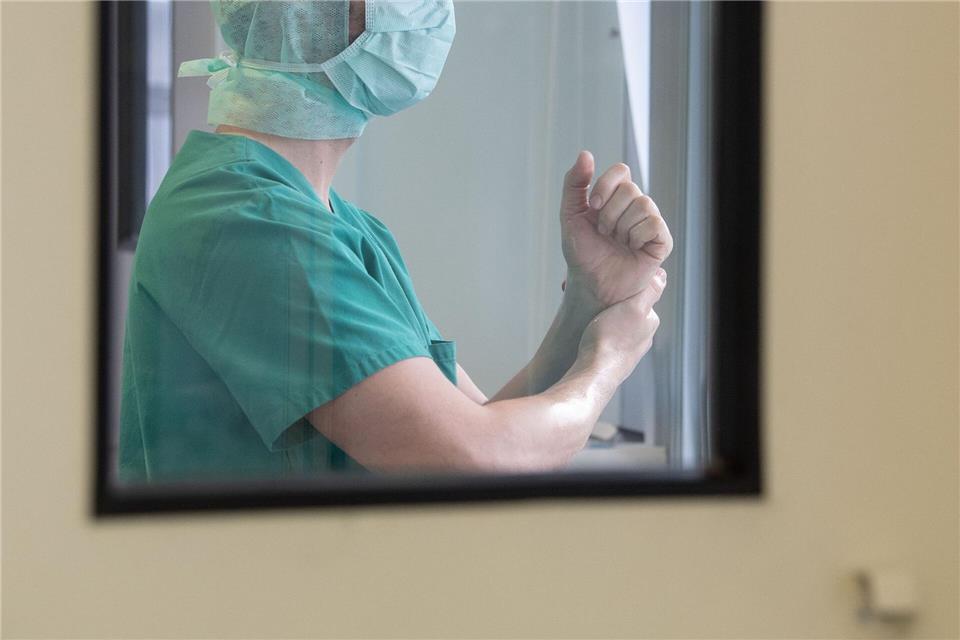 Nach Operationen vermuten Patienten besonders häufig einen Behandlungsfehler. (Symbolbild)Marijan Murat/dpa