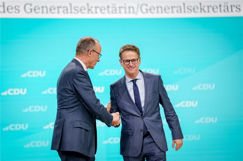 Nach Parteichef und Kanzler Friedrich Merz stärken die Delegierten des Parteitags in Stuttgart auch seinem Generalsekretär Carsten Linnemann den Rücken.Kay Nietfeld/dpa