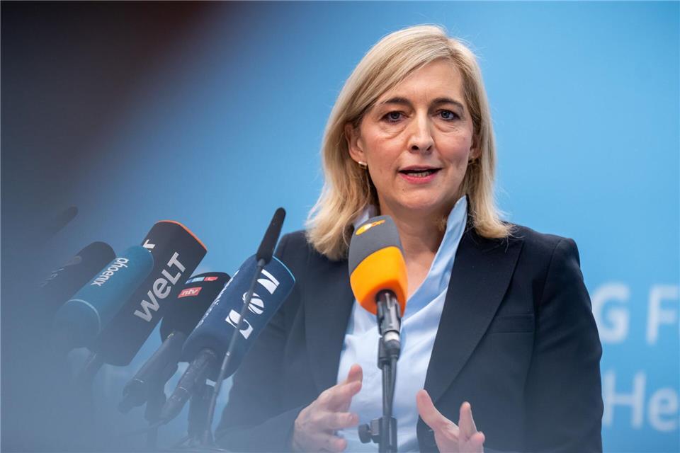Nach Plänen von Ministerin Warken sollen die Beiträge stabil bleiben können. Michael Kappeler/dpa