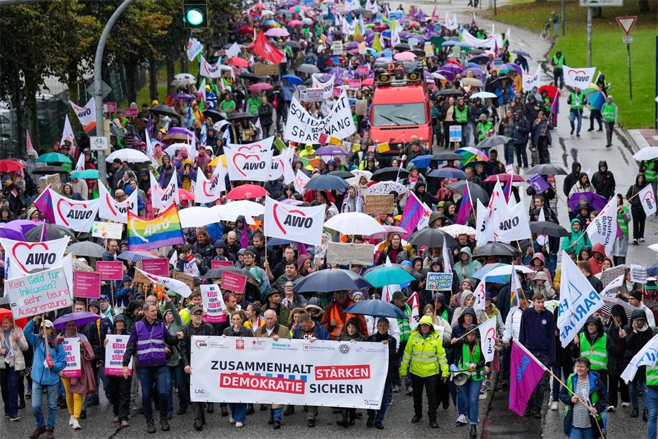 Nach Polizeiangaben beteiligten sich etwa 5.000 Menschen an der Demonstration.Martin Ziemer/dpa