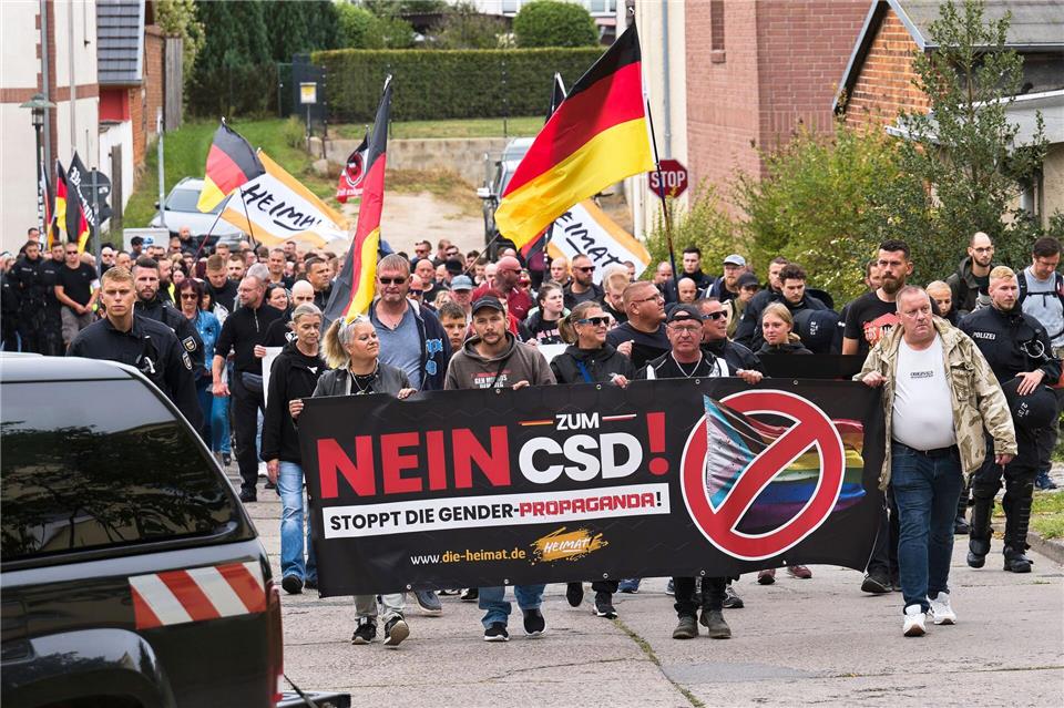 Nach Polizeiangaben beteiligten sich rund 350 Anhänger der rechten Szene am Protest gegen den CSD.Marcus Golejewski/dpa