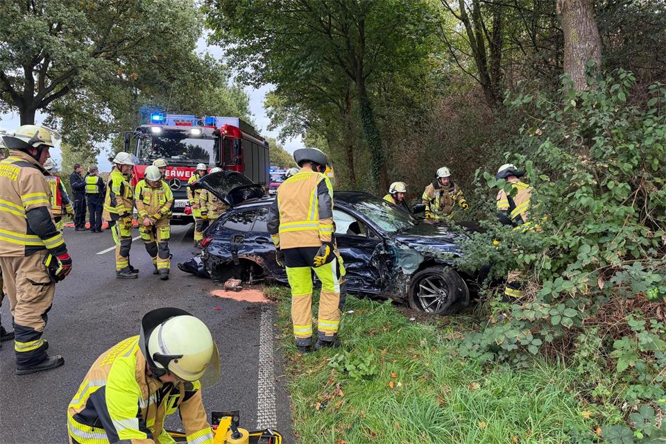 Nach Polizeiangaben hatte ein 23 Jahre alter Autofahrer die Kontrolle über seine Wagen verloren. -/Feuerwehr Meerbusch/dpa