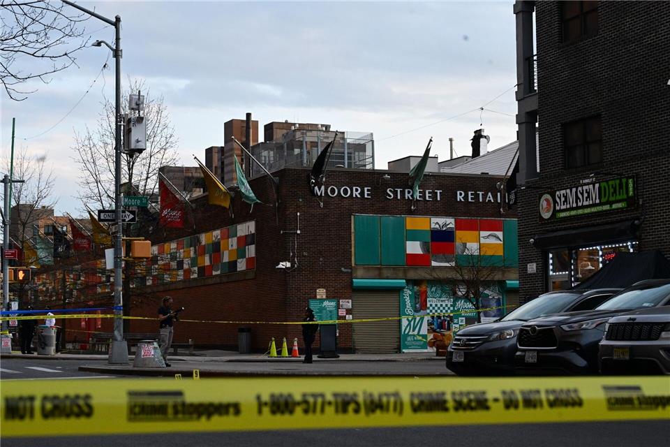 Nach Polizeiangaben wurde das Baby am Dienstagnachmittag (Ortszeit) auf offener Straße im Kinderwagen getroffen.Kyle Mazza, Kyle Mazza/TheNEWS2 via ZUMA Press Wire/dpa