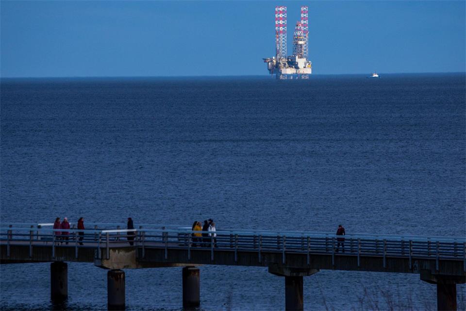 Nach Probebohrungen in der Ostsee hatte das kanadische Unternehmen Central European Petroleum (CEP) mitgeteilt, auf ein großes Ölvorkommen gestoßen zu sein. (Archivbild)Jens Büttner/dpa