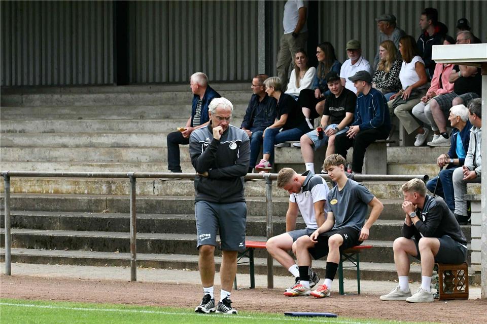 Nach Rot beim 0:1 in Osterwick am Sonntag gegen die TSG Dülmen nicht an der Seitenlinie: SC Rekens Trainer Thomas Zielaskowski (links).