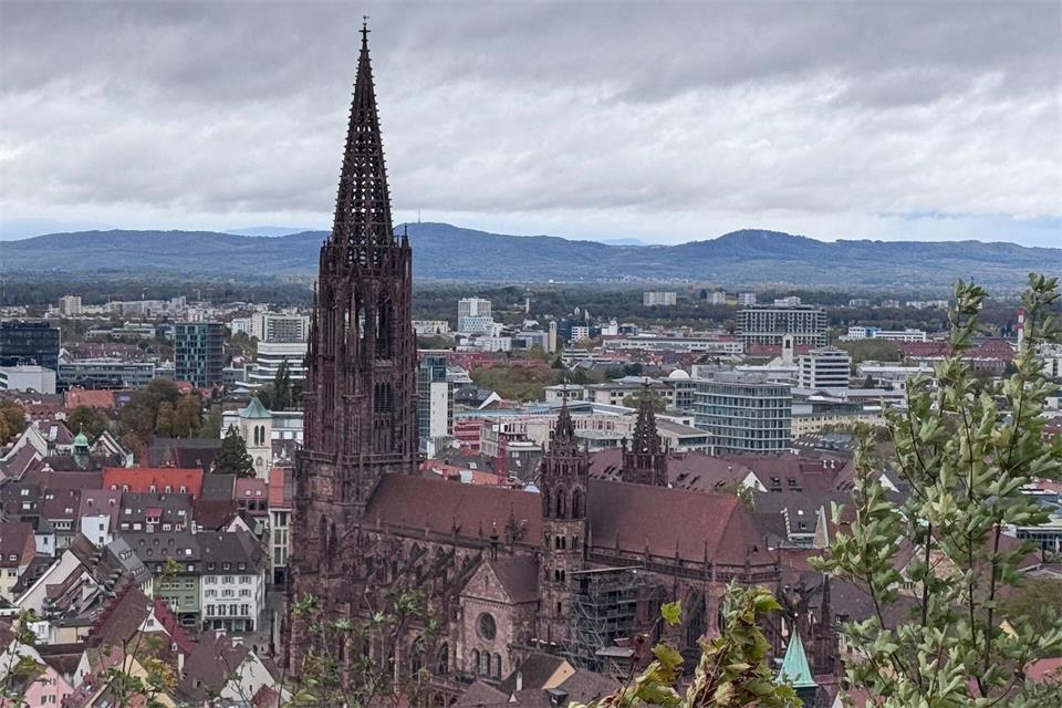Nach Schätzungen der Polizei waren am Sonntag 25.000 Menschen in Freiburg ohne Strom. Valentin Gensch/dpa